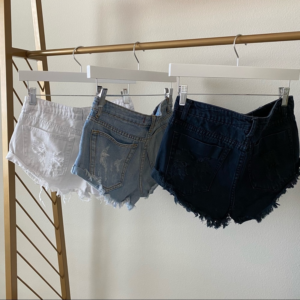 ✖️SOLD✖️ SIGNATURE8 Distressed Cut Off Shorts - Picture 4 of 6